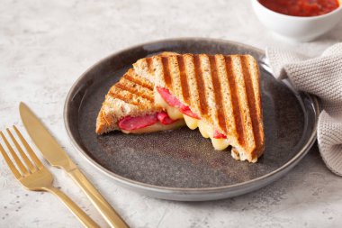 Izgara salamlı ve peynirli sandviç.