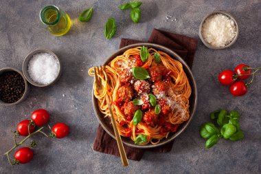 köfte ve domates sosu, İtalyan makarna spagetti