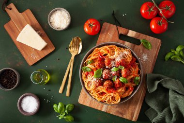 köfte ve domates sosu, İtalyan makarna spagetti