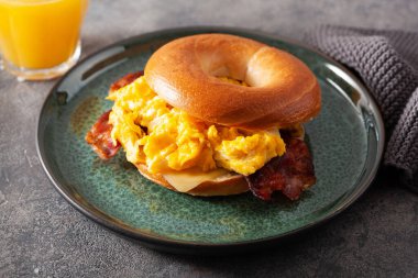 Kahvaltı yumurtası ve pastırmalı sandviç peynirli simit.