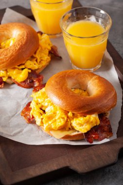 Kahvaltı yumurtası ve pastırmalı sandviç peynirli simit.