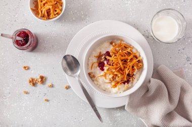 Norveç brunost 'lu sütlaç geleneksel kahverengi peynir ve ahududu reçeli