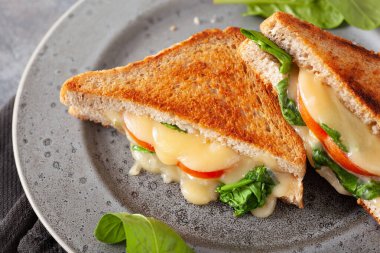 Izgara peynirli ıspanak ve domatesli sandviç.