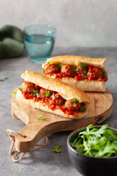 ミートボールのサブサンドイッチチーズとマリナラトマトソース アメリカのイタリアのファーストフード — ストック写真