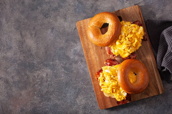 Huevo Desayuno Sándwich Tocino Rosquilla Con Queso —  Fotos de Stock