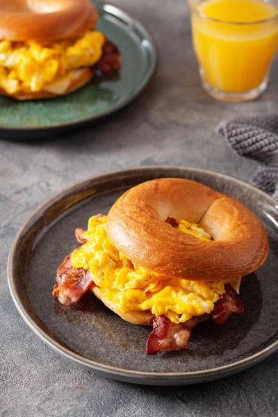 Huevo Desayuno Sándwich Tocino Rosquilla Con Queso — Foto de Stock