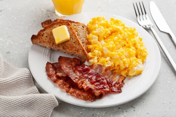 ベーコンとトーストでスクランブルエッグの朝食 — ストック写真