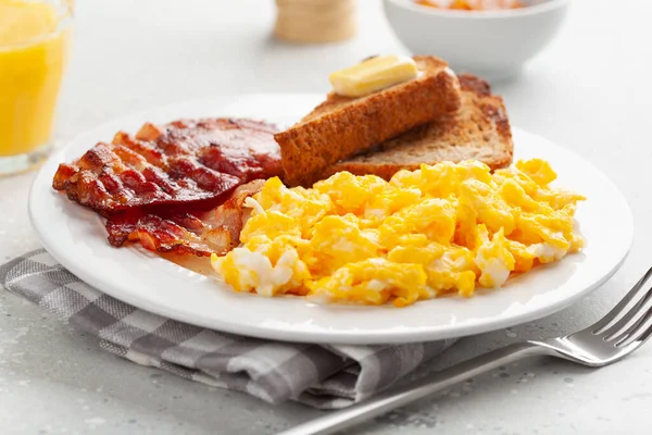 Traditionelles Rührei Frühstück Mit Speck Und Toast — Stockfoto