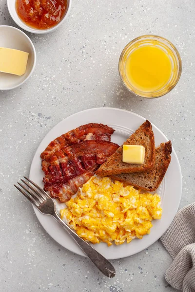 Tradycyjne Jajecznica Śniadanie Boczkiem Tosty — Zdjęcie stockowe