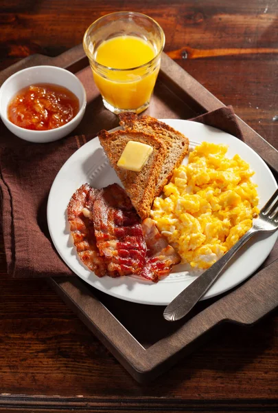 Petit Déjeuner Traditionnel Aux Œufs Brouillés Avec Bacon Pain Grillé — Photo