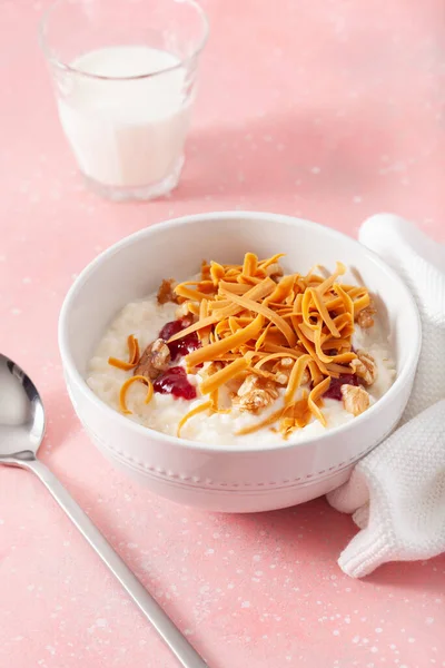 Milchreis Mit Norwegischem Brunost Traditionellem Braunen Käse Und Himbeermarmelade — Stockfoto