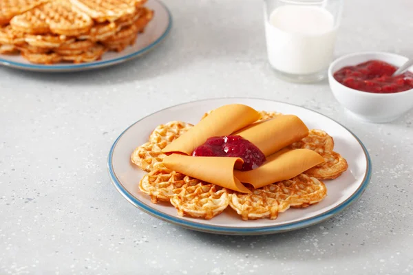 Waffles Com Brunost Norueguês Tradicional Queijo Marrom Geléia Framboesa — Fotografia de Stock