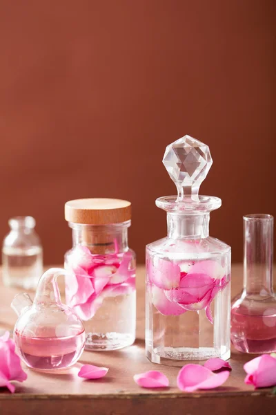 Parfumerie en aromatherapie set met roze bloemen en kolven — Stockfoto