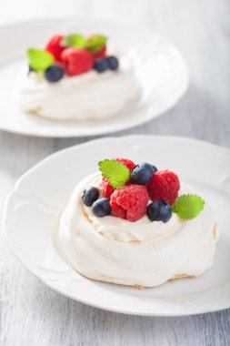 Pavlova beze Pasta krema ve meyve ile 