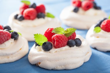 Pavlova beze Pasta krema ve meyve ile