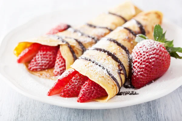 Pannenkoeken met aardbeien en chocolade saus — Stockfoto