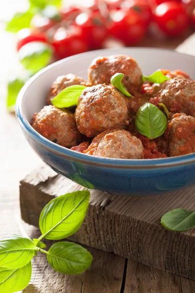 Gehaktballen met tomatensaus in blauwe kom — Stockfoto