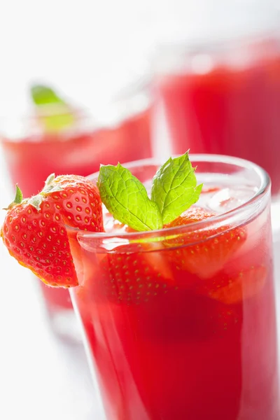 Erdbeersaft mit Minze. Sommergetränk — Stockfoto