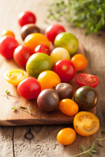 Tomates coloridos sobre fundo de madeira — Fotografia de Stock