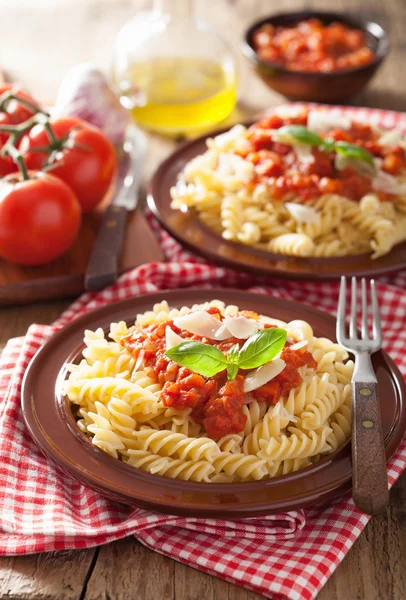 Italiensk klassisk pasta fusilli med tomatsås och basilika — Stockfoto