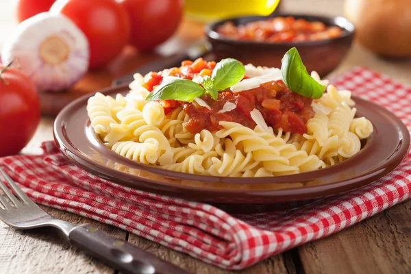 Fusilli Італійська паста з томатним соусом і базилік — стокове фото