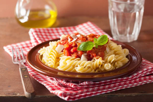 Włoski makaron fusilli z sosem pomidorowym i bazylią — Zdjęcie stockowe