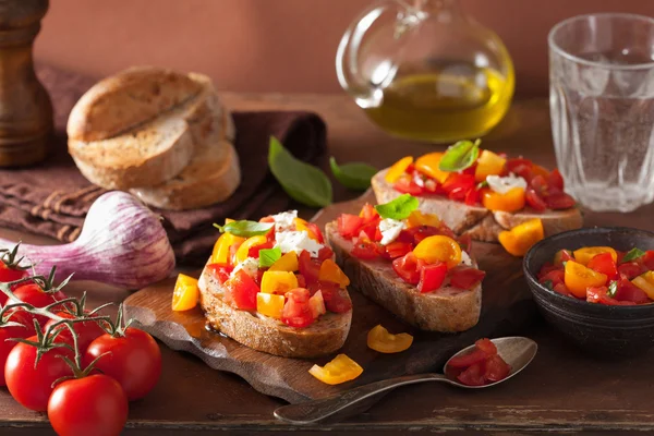 Italian bruschetta with tomatoes garlic olive oil — Stock Photo, Image