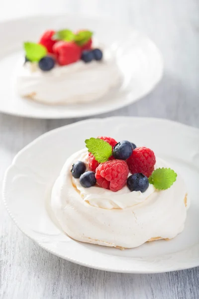 Tort de meringue pavlova cu smântână și boabe — Fotografie, imagine de stoc