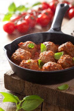 Siyah tavada domates soslu köfte. 