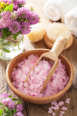 Spa ile pembe bitkisel tuz ve yonca çiçek