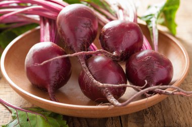 ahşap kase taze pancar 