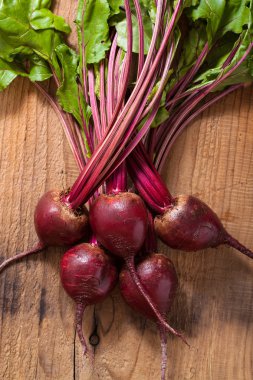 Tahta arka planda taze pancar kökü 