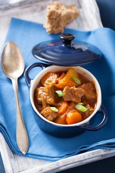 Stufato di manzo con patate e carote in pentola blu — Foto Stock