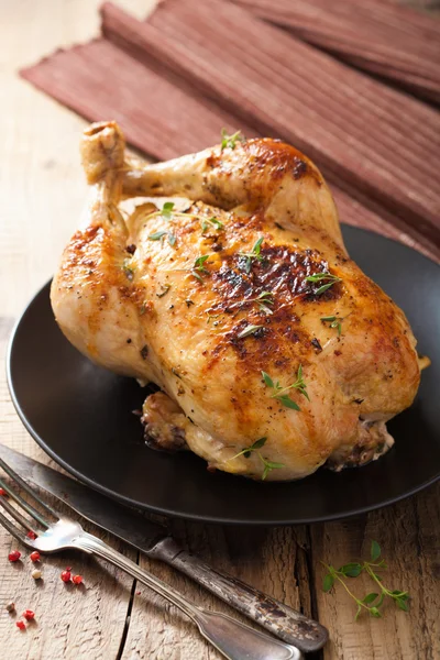 Whole roasted chicken with pepper and thyme — Stock Photo, Image