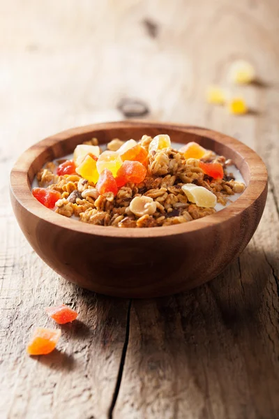 Gesundes Müsli mit Trockenfrüchten zum Frühstück — Stockfoto