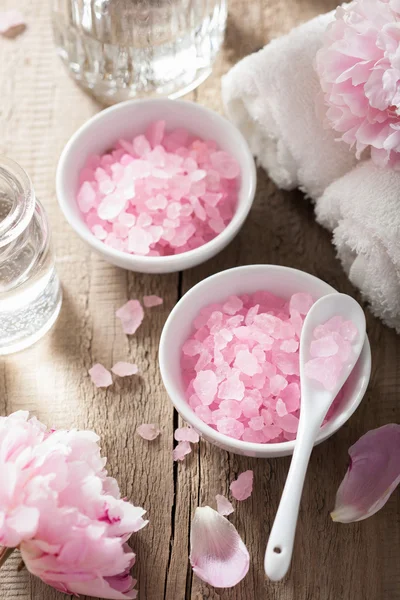 Spa kwiaty piwonii i różowy sól ziołowa — Zdjęcie stockowe