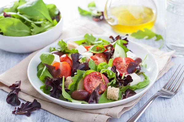 Salada saudável com azeitonas de tomate e queijo feta — Fotografia de Stock