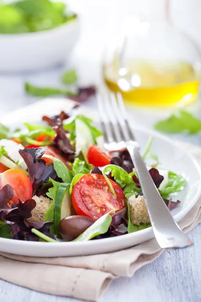 Здоровий салат з помідорами оливками та сиром фета — стокове фото