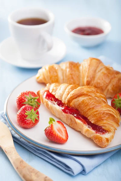 Croissants frais avec confiture et fraise pour le petit déjeuner — Photo