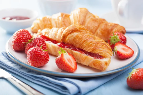 Frische Croissants mit Marmelade und Erdbeeren zum Frühstück — Stockfoto