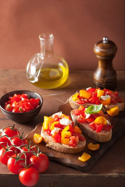 Bruschetta italiana con pomodoro aglio olio d'oliva — Foto Stock