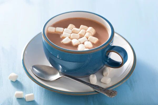 Varm choklad med mini marshmallows — Stockfoto