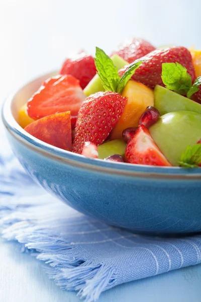 Färsk fruktsallad med jordgubbar, äpple, nektarin, granatäpple — Stockfoto