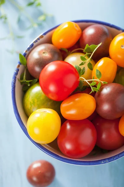 Barevné rajčata v misce — Stock fotografie