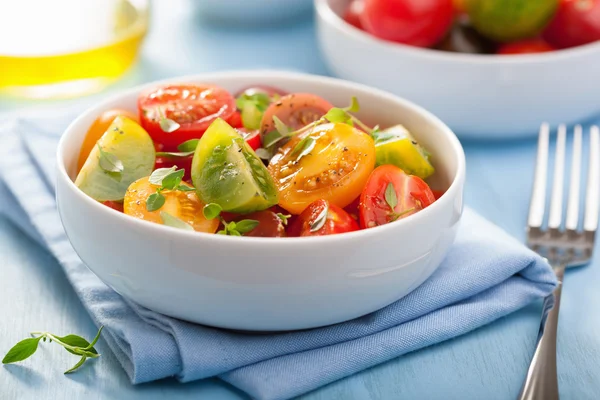 Frisk sallad med färgglada tomater — Stockfoto