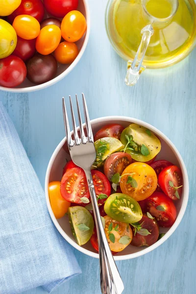 Ensalada saludable con tomates coloridos — Foto de Stock