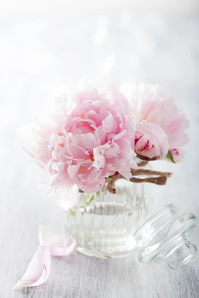 Hermoso ramo de flores de peonía rosa en jarrón — Foto de Stock