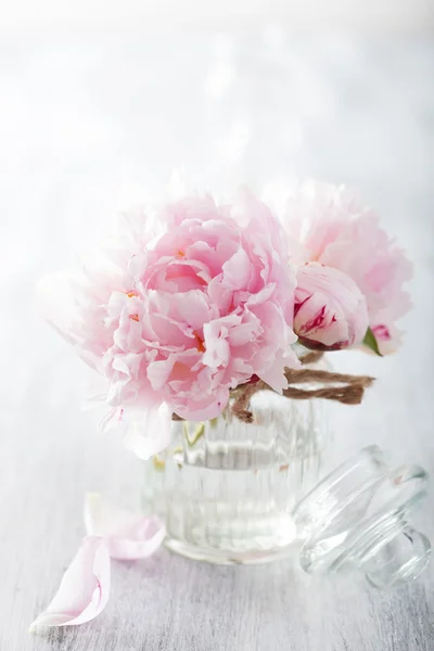 Hermoso ramo de flores de peonía rosa en jarrón —  Fotos de Stock