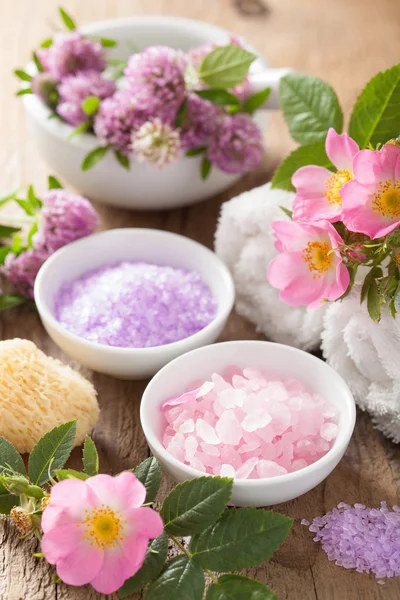 Spa con sal de hierbas rosadas y flores de rosas silvestres trébol —  Fotos de Stock