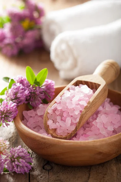 Spa com sal de ervas rosa e flores de trevo — Fotografia de Stock